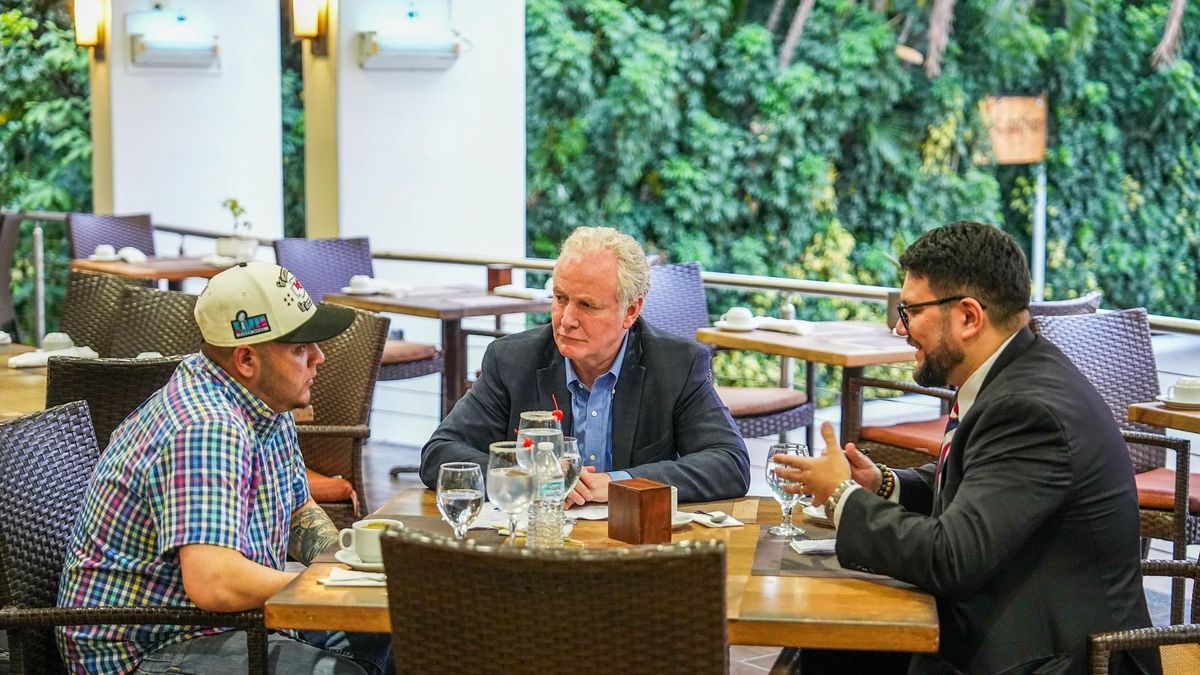 Chris Van Hollen opublikował zdjęcia ze spotkania z Abre Garcią