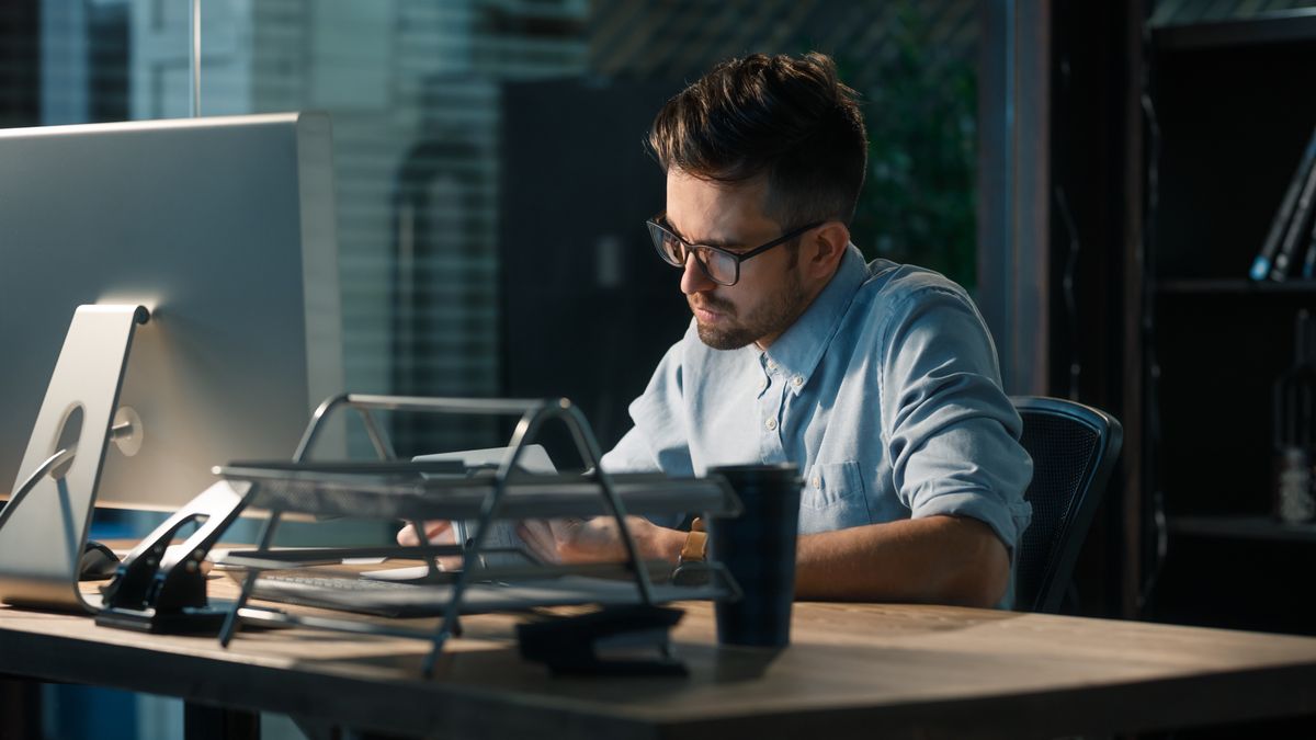 Według psychologów powody pracy przez więcej niż 8 godz. dziennie są zróżnicowane. 