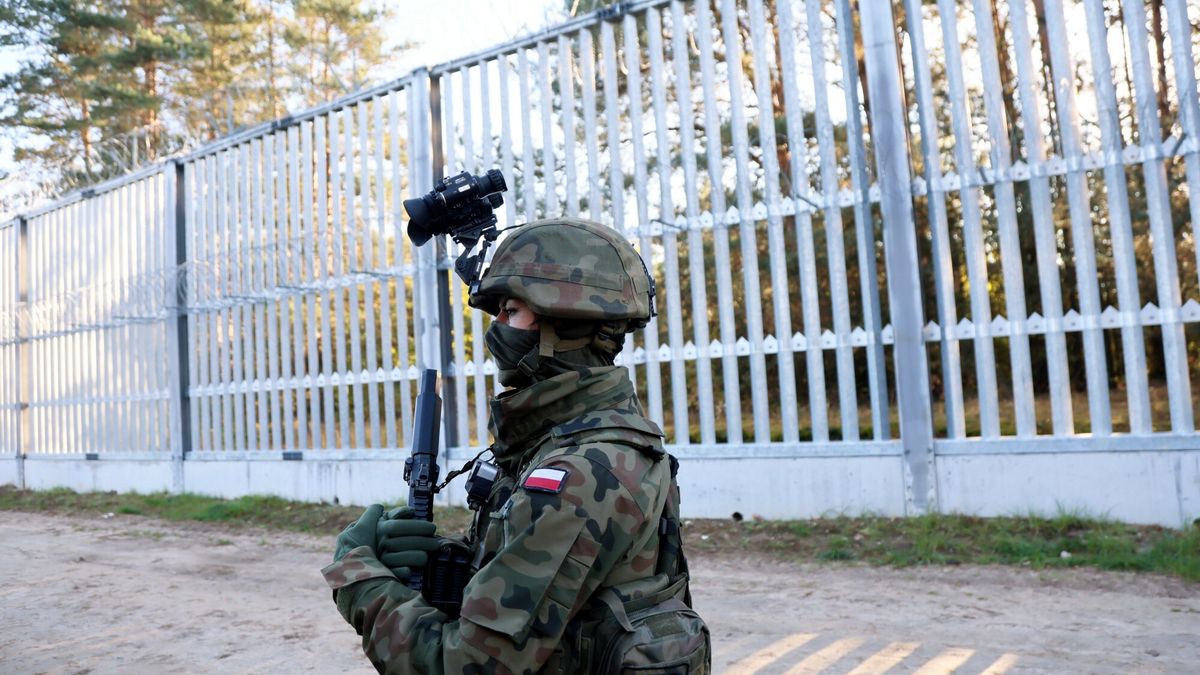 Szefowie MON i MSWiA przy granicy polsko-bia?oruskiej
Fot. Wojciech Olkusnik/East News, 17.10.2024. Niemirow, woj. podlaskie. Konferencja prasowa szefa MSWiA Tomasza Siemoniaka, wiceministra Czeslawa Mroczka i wiceszefa MON Cezarego Tomczyka na temat modernizacji zabezpieczenia granicy.
Wojciech Olkusnik