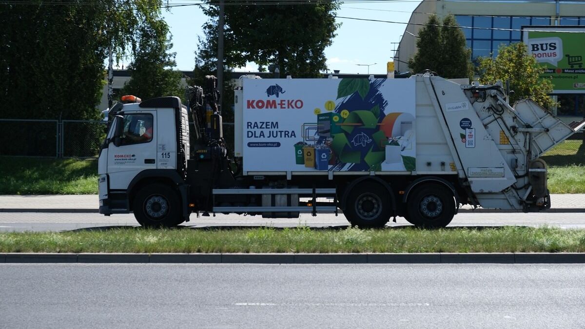 Śmieciarka firmy KOM-EKO