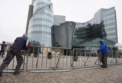 Barierki przed siedzibą TVP. Trwa montaż