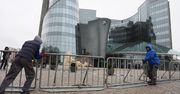 Barierki przed siedzibą TVP. Trwa montaż