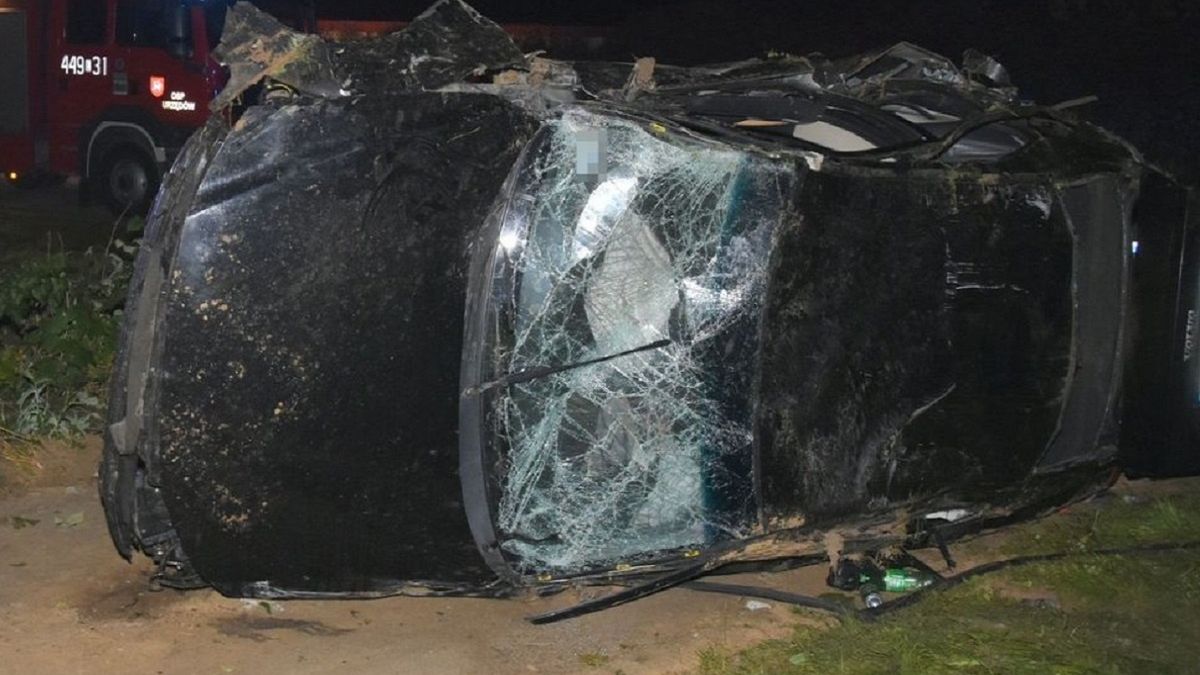 W trakcie dachowania trzy osoby wypadły z auta 