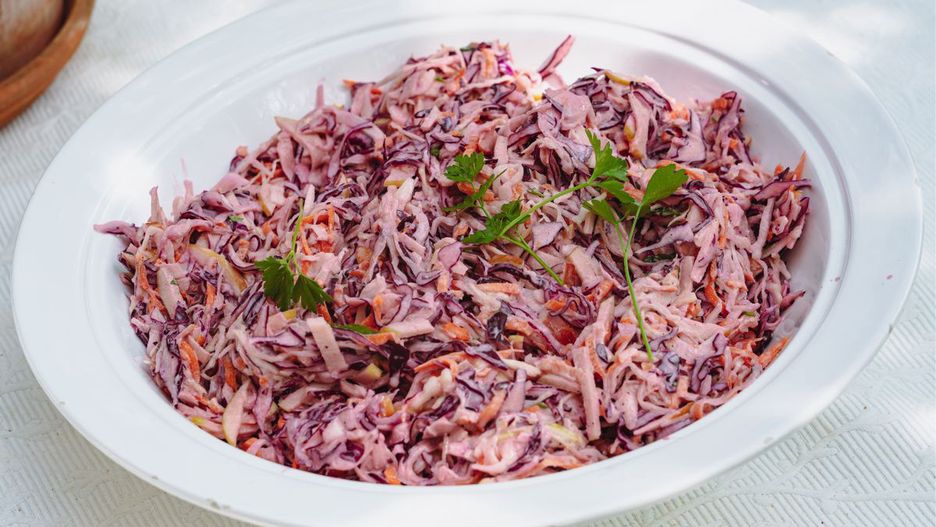 Colesław z czerwonej kapusty jest miłą odmianą dla mojej rodziny