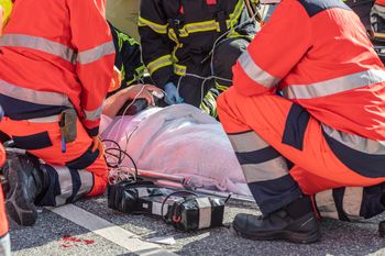 Gliwice: Poważny wypadek z udziałem karetki. Przewróciła się na bok