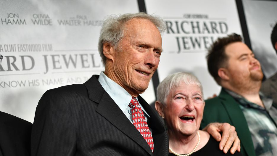 Clint Eastwood z matką Richarda Jewella. W tle aktor grający jej zmarłego syna