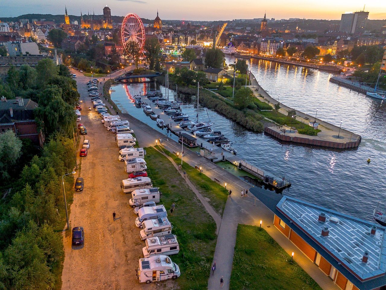 Gdańsk: Afera z kamperami. Brud i bałagan na parkingu. Zwolennicy: "Gdańsk może być jak Skandynawia. Więcej takich miejsc"