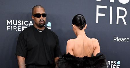 Żona Kany'ego Westa zapozowała nago podczas nagród Grammy. "Obiekt eksperymentu"