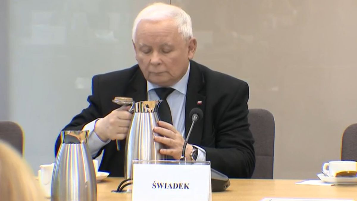 Jarosław Kaczyński postanowił przygotować sobie herbatę