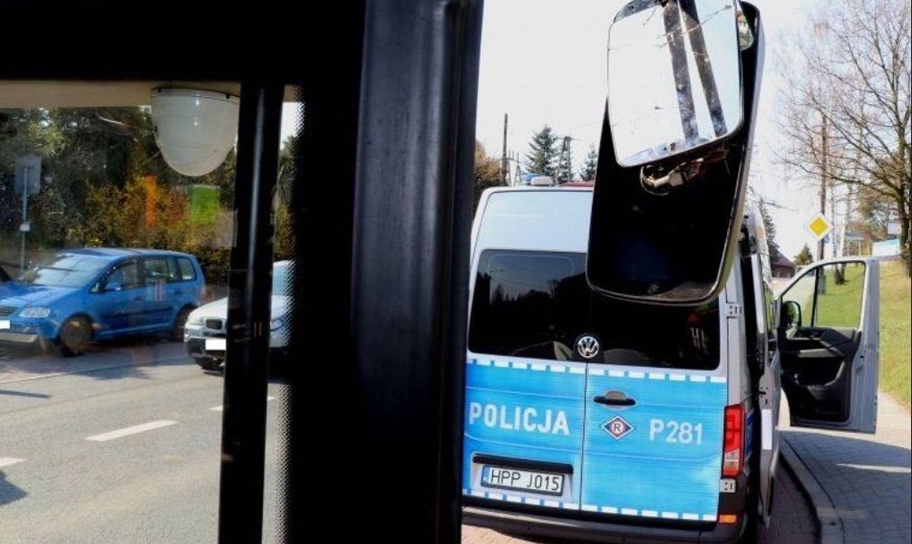 Chłopiec w kapciach jechał autobusem. Zareagował kierowca