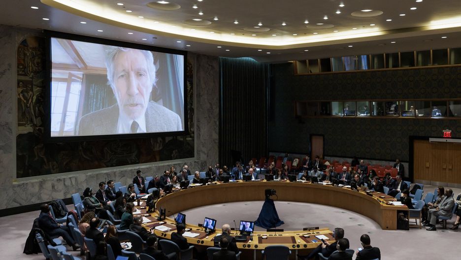 Roger Waters Addresses UN Security Council Meeting on Russia Ukraine Conflict
epa10454915 British musician Roger Waters delivers a speech via video to a United Nations Security Council meeting called by Russia about weapons given to Ukraine at United Nations headquarters in New York, New York, USA, 08 February 2023. Waters was invited to address the meeting by Russia, who called the meeting to address the influx of weapons to the Ukrainian military effort by Western allies.  EPA/JUSTIN LANE 
Dostawca: PAP/EPA.
JUSTIN LANE