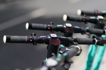 Zduńska Wola: Poważne wypadki na hulajnogach! 17-latek na hulajnodze uderzył w latarnie. 28-latek stracił panowanie i uderzył o podłoże