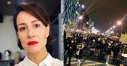Maja Ostaszewska relacjonuje atak chuliganów na protestujących: "Czuliśmy gaz łzawiący. Obok nas spadały petardy"