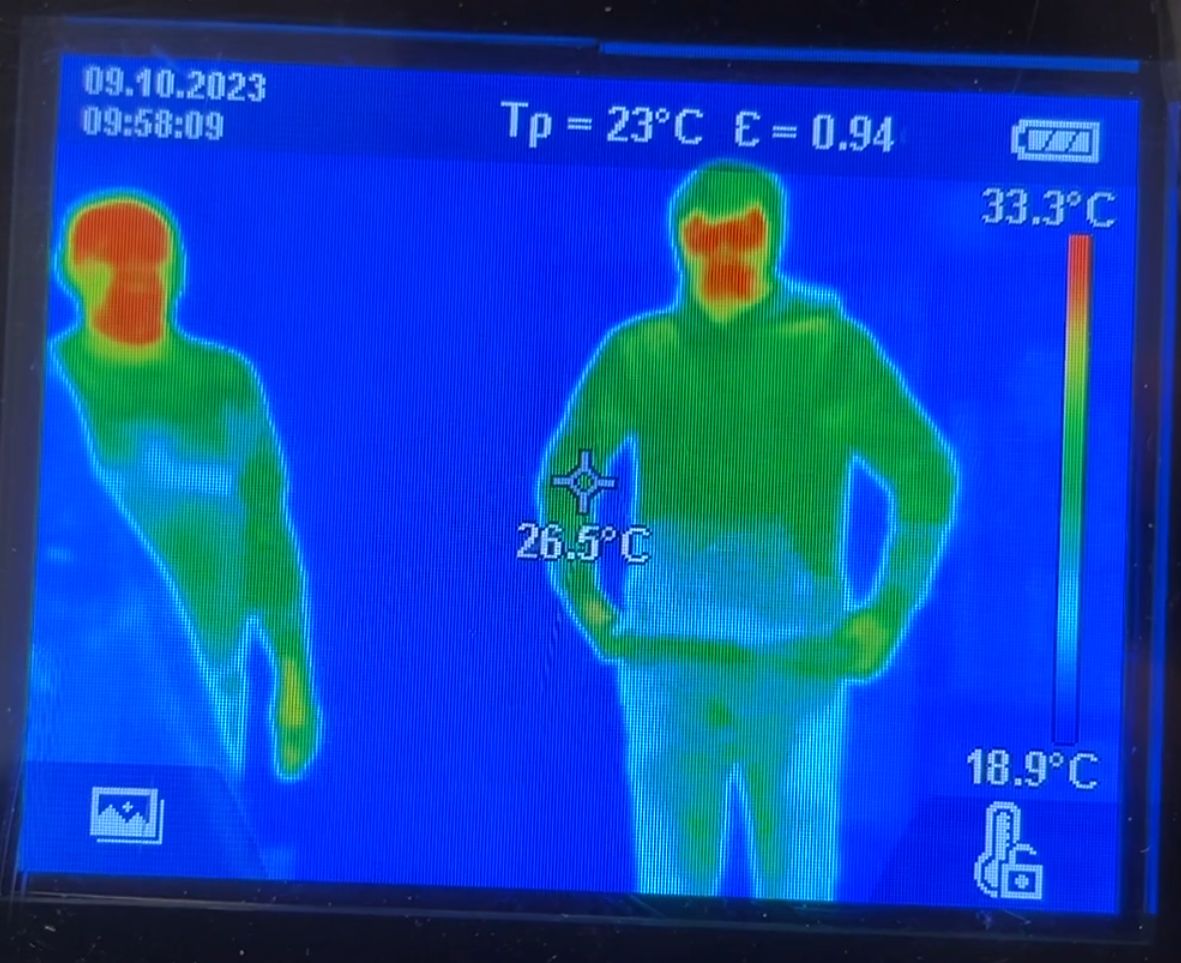 Porównanie temperatury osoby z założoną pałatką i bez niej.