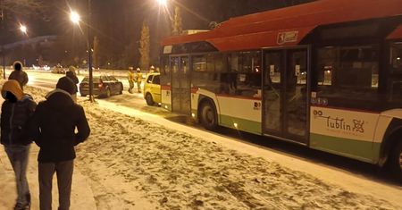 Wjechał w autobus, który wcześniej zderzył się z dwoma autami. Kierowca miał 3 promile. Przewoził żonę w ciąży i dziecko