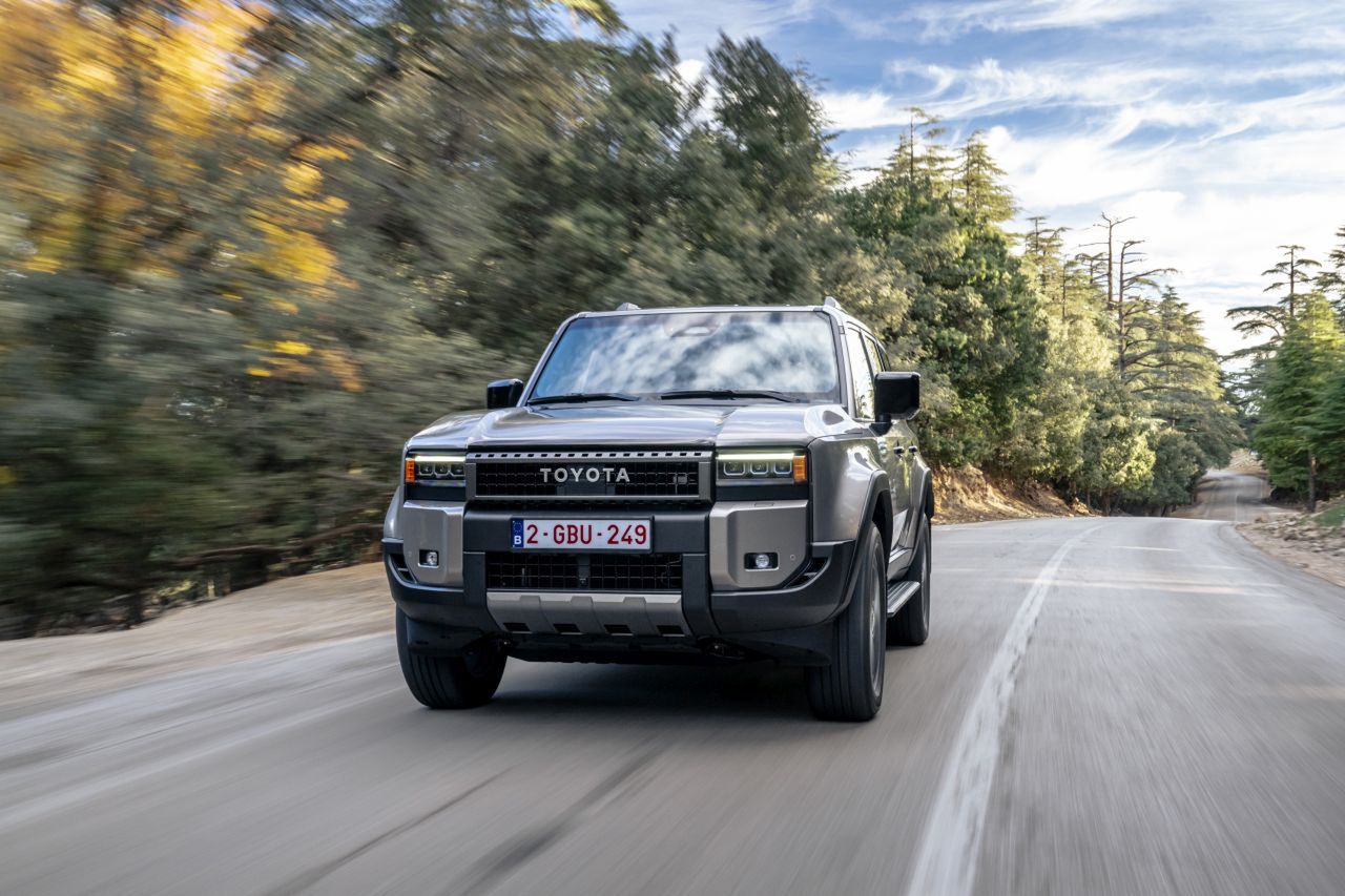 Nowa Toyota Land Cruiser teraz także z miękką hybrydą. Wiemy, ile kosztuje