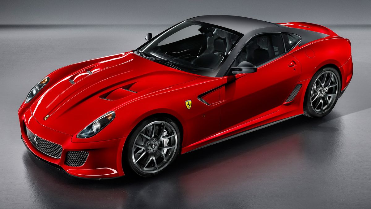 Duchowym poprzednikiem 599 GTO było z kolei produkowane w latach 80. 288 GTO. Auta noszą nazwę, która jest skrótem od Gran Turismo Omologato. Pierwszy raz została ona wykorzystana w przypadku rekordowego pod względem cen osiąganych na licytacjach modelu 250 GTO.
