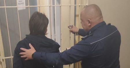 35-latka zaatakowała ratowników medycznych. "Zaczęła ich kopać"