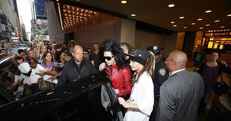 Gitarzysta Tokio Hotel uderzył fankę!