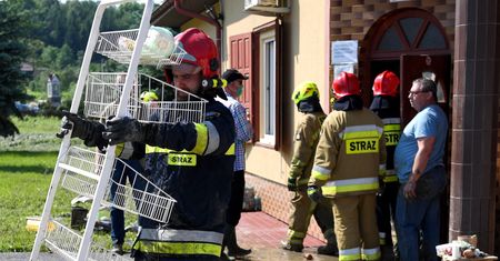 Burze, ostrzeżenia IMGW i RCB. Trudna sytuacja na Podkarpaciu i w Małopolsce