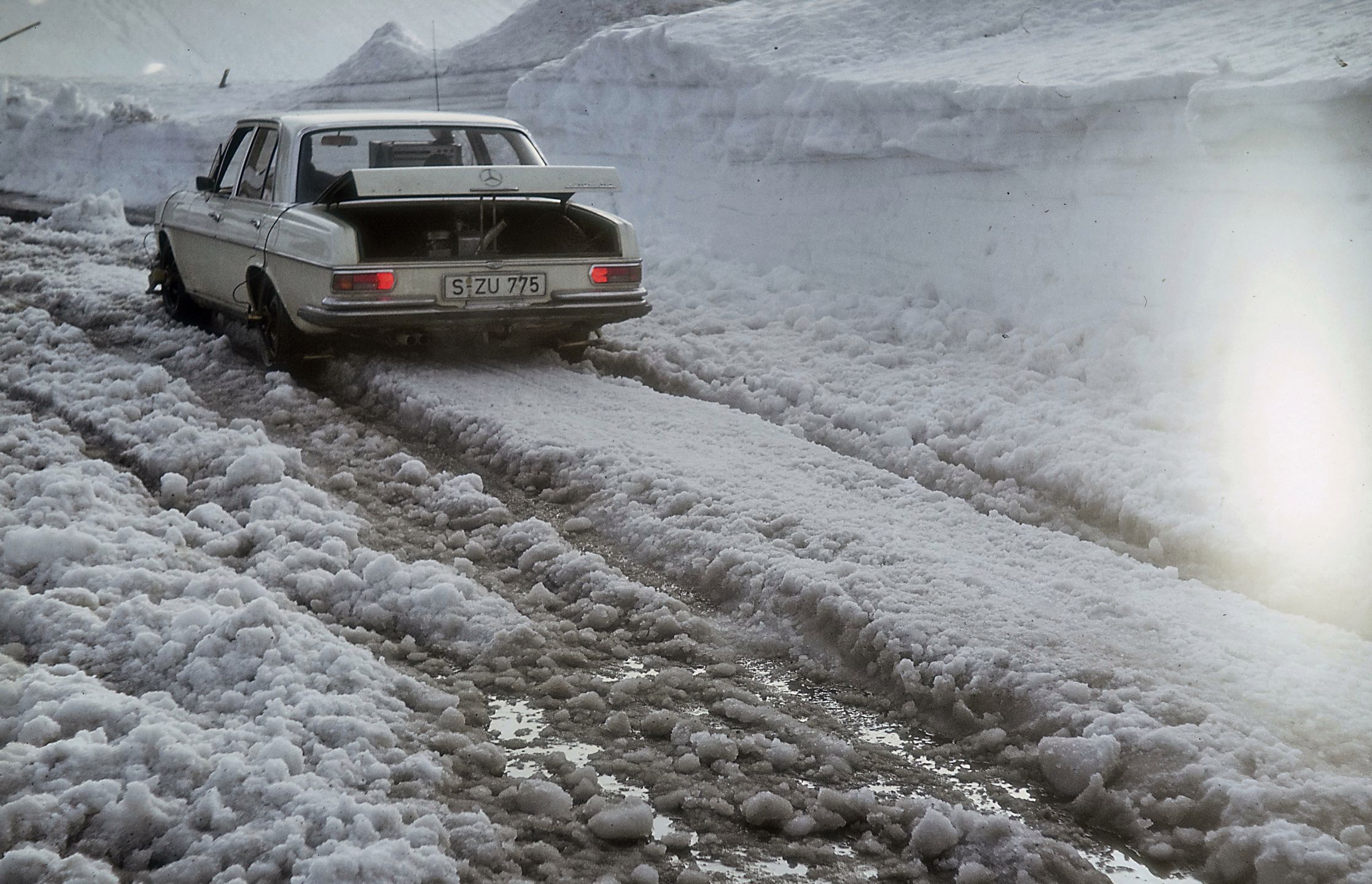 Fotografia z czasów, gdy zimy były jeszcze srogie, tak jak i testy, którym poddawano samochody przed produkcją. Tutaj klasa S generacji W108 uchwycona zimą 1970 roku na przełęczy Großglockner podczas pionierskich testów systemu ABS. Prace nad tym systemem trwały jeszcze kolejne osiem lat! (fot. archiwum Daimler AG)