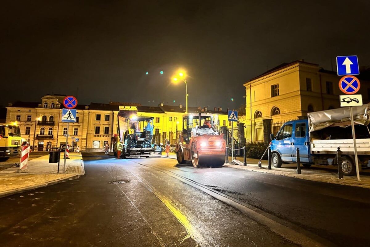 Nocne prace drogowców na ul. Bajkowskiego