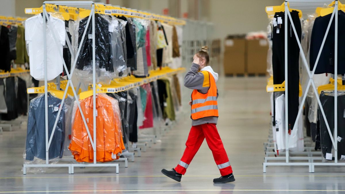 DHL Supply Chain w Gorzowie Wielkopolskim
Fot. gorzowianin.com/East News, Gorzow Wielkopolski, 19.04.2023. DHL Supply Chain otworzy?o zielony park logistyczny dla e-commerce w Gorzowie Wielkopolskim. Pracownik w przy towarach do wysylki w hali DHL Supply Chain.
gorzowianin.com