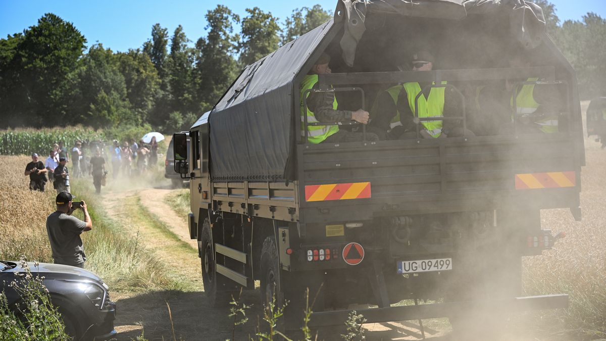 Tarnawa-Kolonia, 30.07.2026. Wojsko w miejscu upadku rakiety w okolicach miejscowości Tarnawa-Kolonia, 30 bm. Najprawdopodobniej był to rosyjski pocisk balistyczny CH101. Według Dowództwa Operacyjnego Rodzajów Sił Zbrojnych o godz. 3.40 w polskiej przestrzeni powietrznej wykryto obiekt, dla jego rozpoznania i przechwycenia skierowano myśliwiec F-16. W miejscu upadku obiektu powstał krater o średnicy ok. 10 m. Na miejscu trwają działania operacyjne i zabezpieczające. (sko) PAP/Wojtek Jargiło