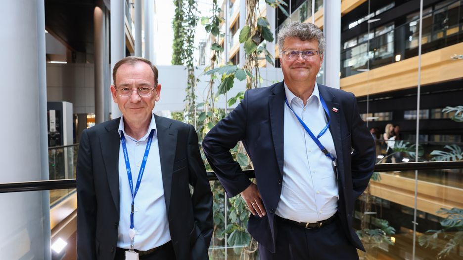 Maciej W�sik Mariusz Kami�ski
Strasburg, Francja, 15.07.2024. Europos�owie PiS Maciej W�sik (P) i Mariusz Kami�ski (L) w siedzibie Parlamentu Europejskiego w Strasburgu, 15 bm. Trwaj� przygotowania do inauguracyjnej sesji europarlamentu nowej kadencji, kt�ra odb�dzie si� we wtorek 16 lipca br. (ad) PAP/Leszek Szyma�ski
Leszek Szyma�ski
Europarlament, obrad, Parlament Europejski, PE, UE, unia europejska, eurodeputowany, europarlamentarzysta, europose�, europos�owie, Polityka UE, EKR