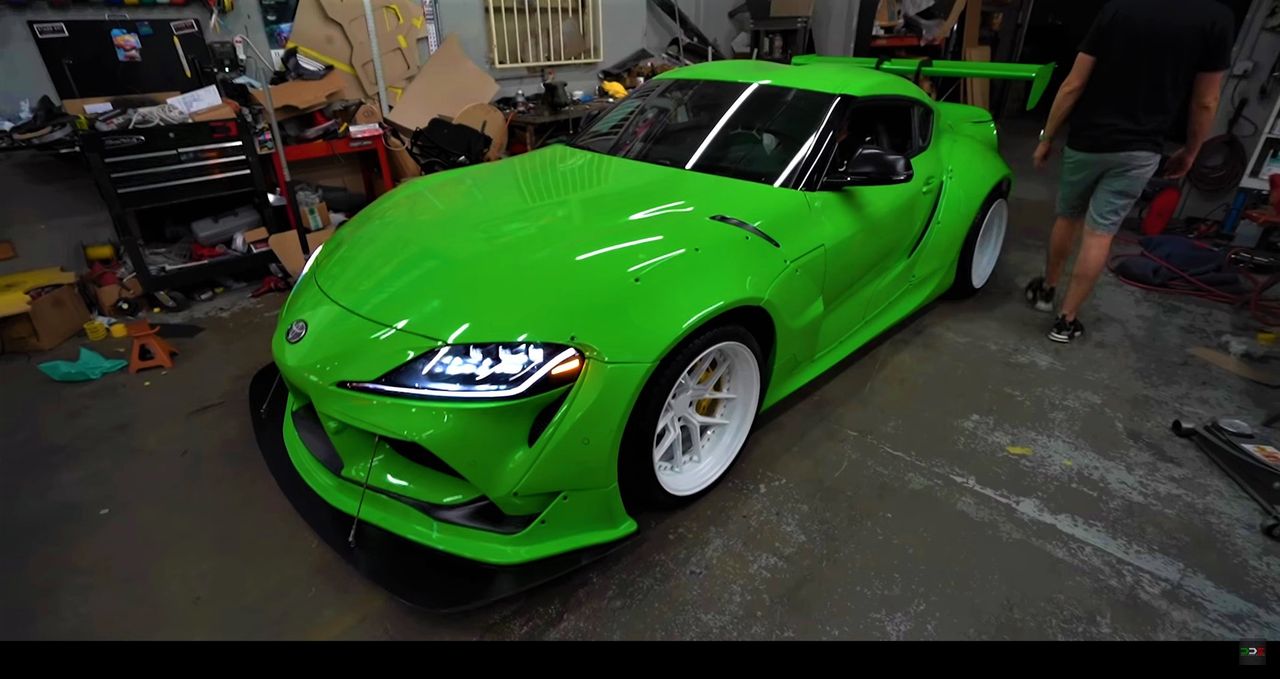 Toyota Supra z body-kitem Rocket Bunny – tuning jak za starych dobrych czasów