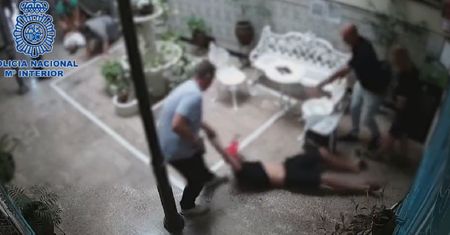 Zaatakowali 25-latka maczetą. Później potrącili go samochodem