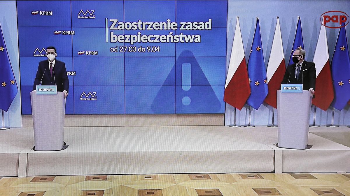Warszawa, 25.03.2021. Koronawirus w Polsce. Premier Mateusz Morawiecki (L) oraz minister zdrowia Adam Niedzielski (P) podczas konferencji prasowej w KPRM, 25 bm., transmitowanej w serwisie pap.pl i oglądanej w jednym z mieszkań w Warszawie. Konferencja dot. nowych zasad bezpieczeństwa epidemicznego. (amb) PAP/Paweł Supernak