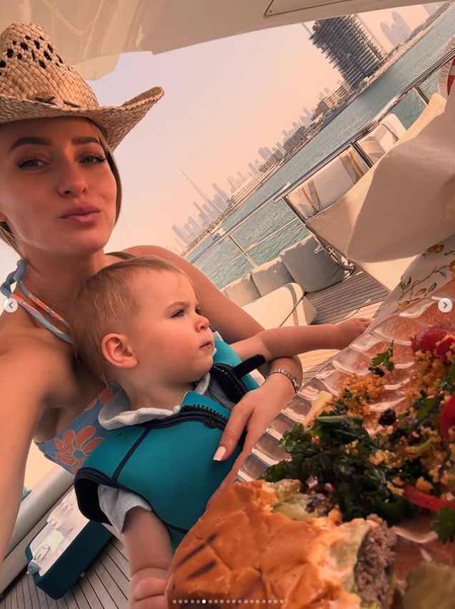 Marcelina Zawadzka relaksuje się z rodziną na jachcie w Dubaju