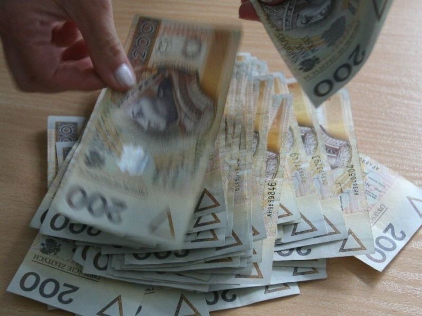 Zakład Ubezpieczeń społecznych wypłacił w 2024 roku honorowe emerytury 2,85 tys. osób – w tym 0,43 tys. mężczyzn i 2,42 tys. kobiet. Większość tych osób dostała przelewy na konto bez składania jakichkolwiek wniosków, bowiem nie jest to konieczne.