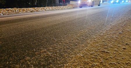 Alert RCB dla województwa lubelskiego. Marznący deszcz i gołoledź. „Ogranicz podróże”