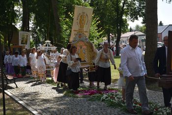 Boże Ciało w Stawie. Mieszkańcy przygotowali piękne dywany kwiatów na trasie procesji