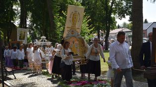 Boże Ciało w Stawie. Mieszkańcy przygotowali piękne dywany kwiatów na trasie procesji