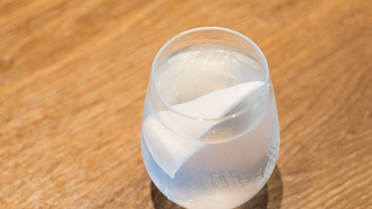 Zalety wody kokosowej. Działa jak napój izotoniczny