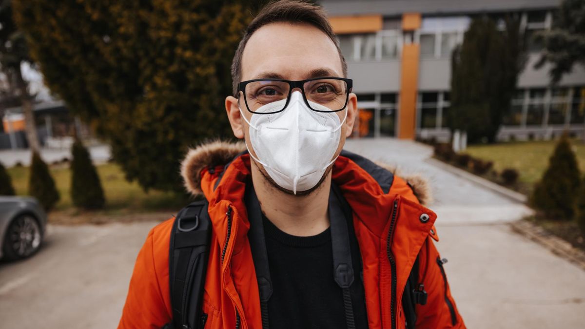 Cztery razy więcej przypadków niż grypy. "COVID-19 nie odpuścił"