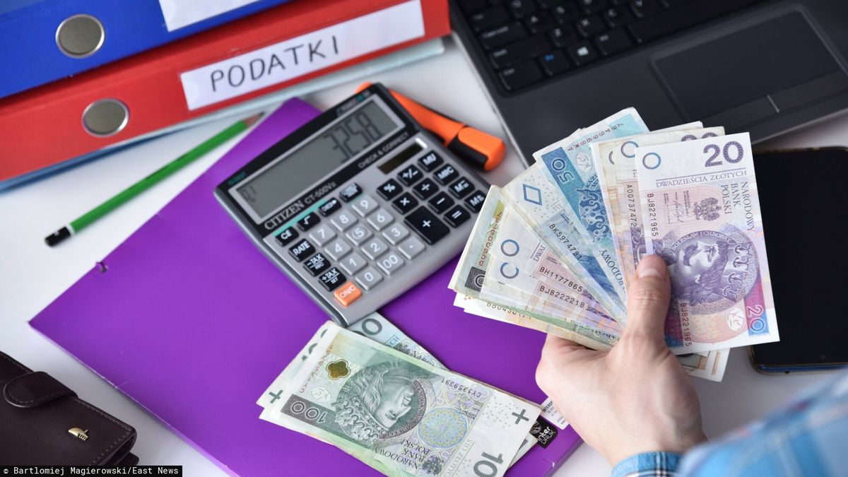 Stock Bart?omiej Magierowski
Fot. Bartlomiej Magierowski/East News. Wroclaw 2.01.2023 Jednoosobowa dzialalnosc gospodarcza - zmiany w skladkach ZUS, podatki i inne zobowiazania. N/z: gotowka i kalkulator.
Bartlomiej Magierowski