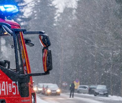 Chwile grozy na S5. Tafla lodu spadła z ciężarówki na osobówkę