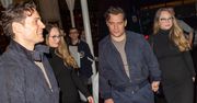 RZADKI WIDOK. Rozpromienieni Henry Cavill i Natalie Viscuso "przyłapani" na spacerze w Nowym Jorku (ZDJĘCIA)