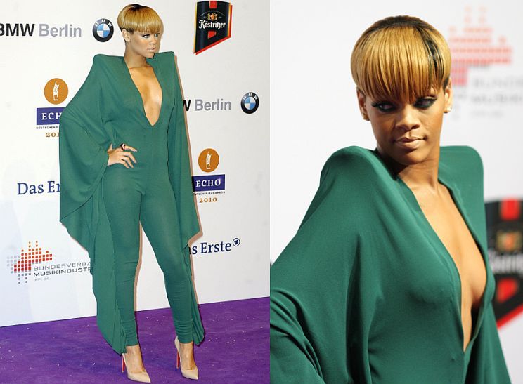 Rihanna w dziwnym stroju... SEKSOWNA?