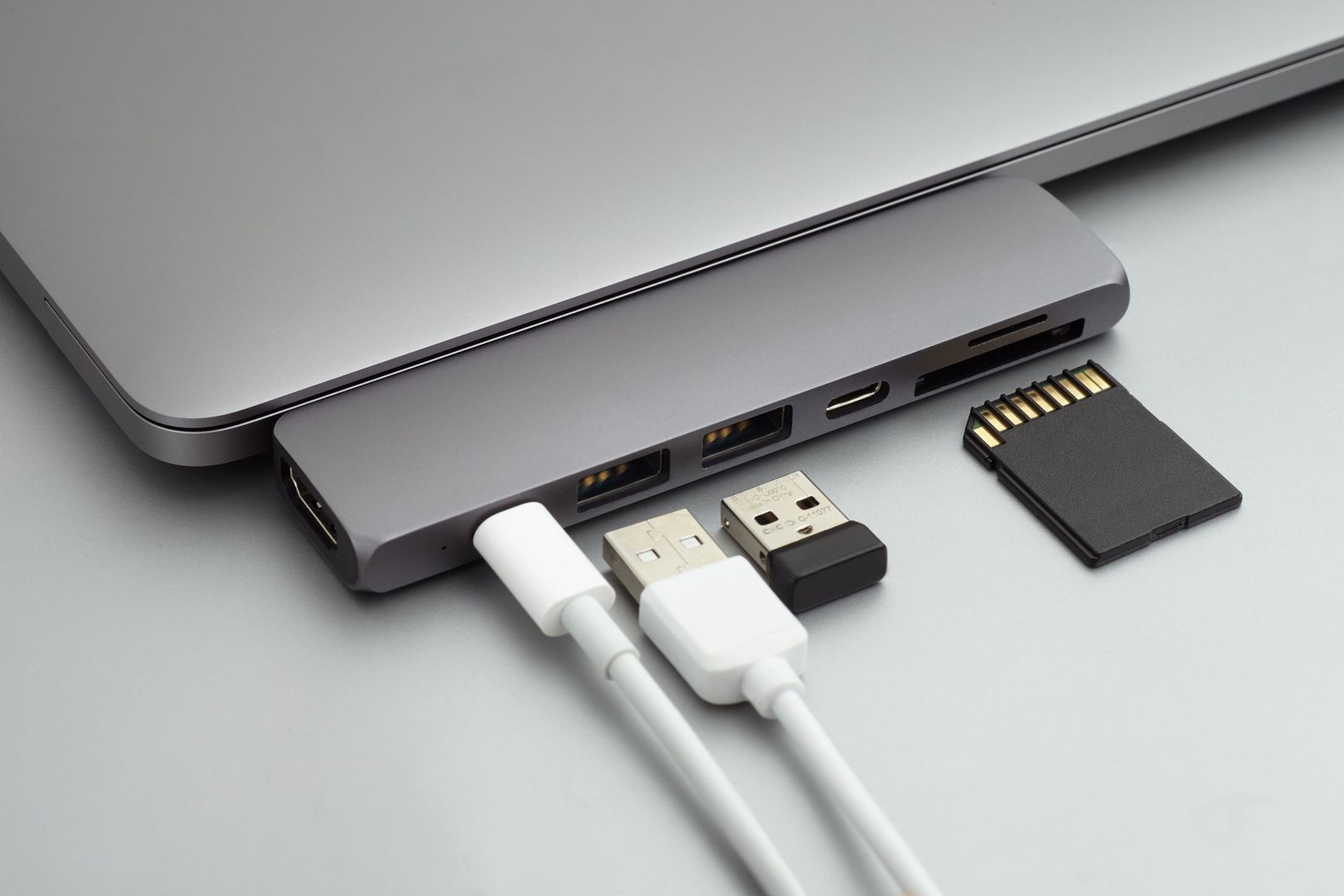 Ładowarki i nośniki danych obsługiwane są za pomocą niewielkiego urządzenia podpiętego do jednego wejścia USB