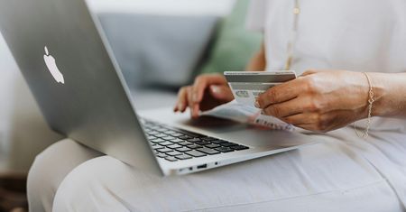 Czy przelewy dochodzą też w weekendy? Wyjaśniamy