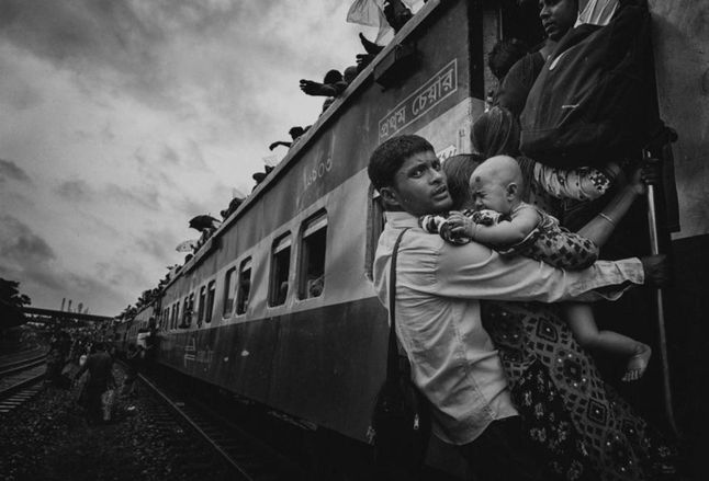 Trzecie miejsce zajął Md Tanveer Hassan Rohan za zdjęcie wykonane na stacji kolejowej na lotnisku w Dhace. Przedstawia ludzi wracających do swoich wiejskich domów, aby spędzić czas z rodziną.