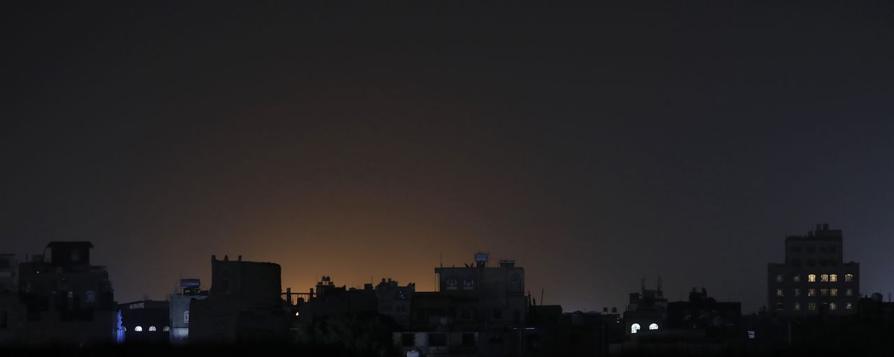 A general view of light shining behind buildings at a neighborhood following strikes in Sana'a, Yemen, 03 February 2024. The US-led coalition has conducted new strikes against Yemen's Houthi positions in the capital Sana'a and others cities under Houthis control in response to increased Houthi attacks on shipping in the Red Sea and the Gulf of Aden, Houthis-run al-Masirah TV reported. In January 2024, the US Department of State designated Yemen's Houthis as a 'Specially Designated Global Terrorist group' due to their increased attacks on shipping lanes. In December 2023, the US Department of Defense announced a multinational operation to safeguard trade and protect ships in the Red Sea in response to the escalation of Houthi attacks. EPA/YAHYA ARHAB Dostawca: PAP/EPA.