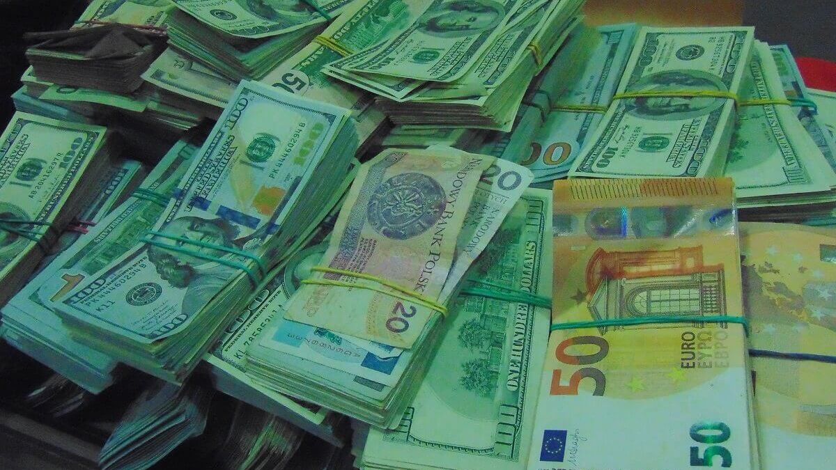 Banknoty różnych walut zatrzymane na granicy