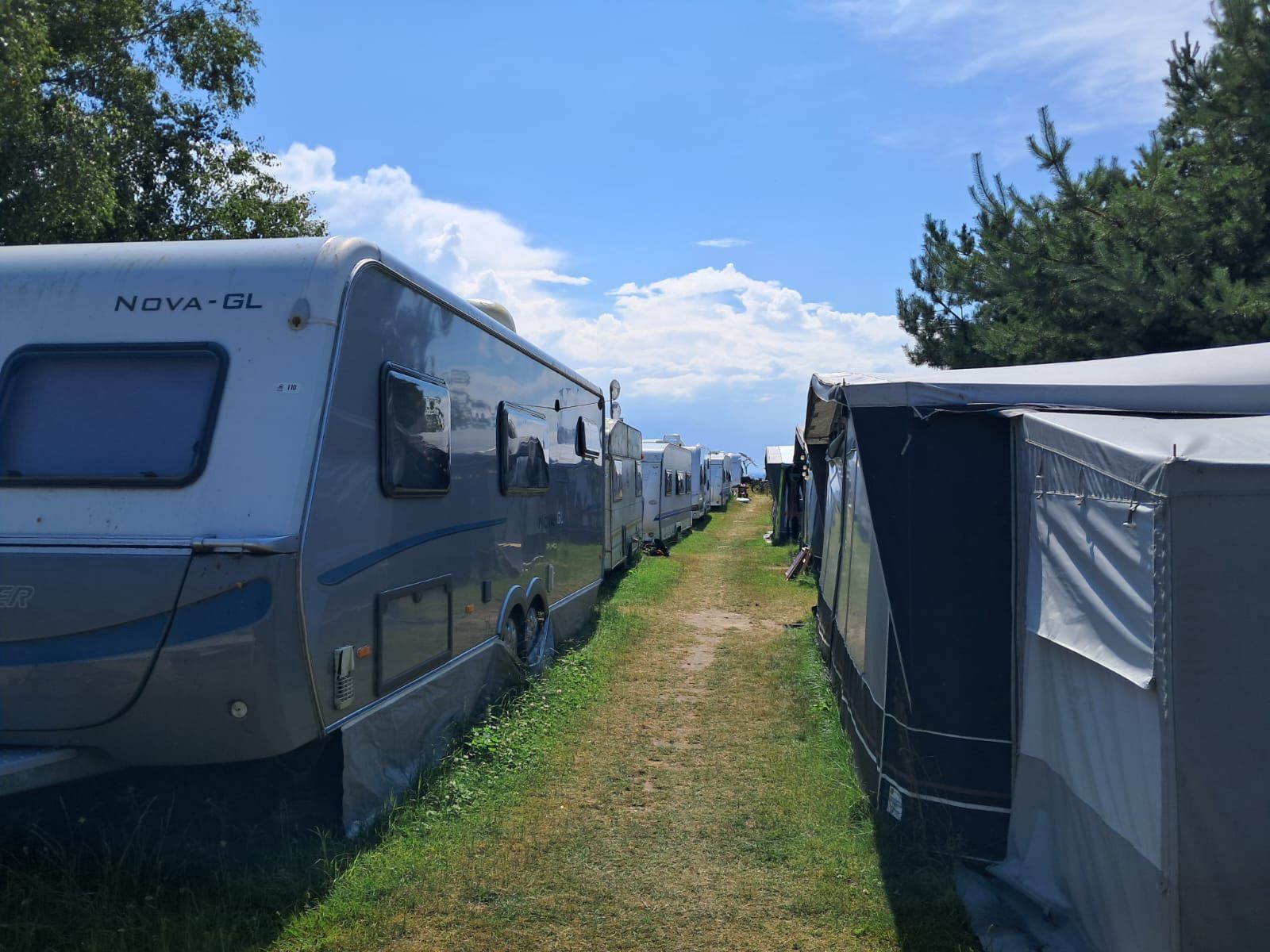 Na kampingu nr 6 przyczepy ciasno ustawione, ale ludzi nie widać