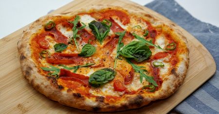 Pizza, która ma zaledwie 90 kcal. Ten przepis to hit TikToka